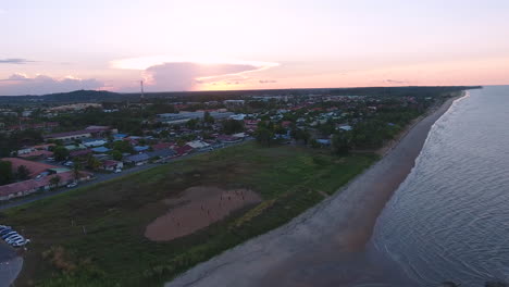Sandfußballfeld-Entlang-Eines-Strandes-An-Der-Küste-Von-Kourou.-Drohnen-Luftbild-Sonnenuntergang